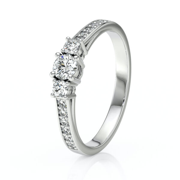 Bague de fiançailles en or blanc avec un diamant central brillant entouré de petits diamants sur les côtés, design élégant et moderne, symbole d'amour éternel, parfaite pour un engagement ou une occasion spéciale.