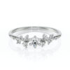 Bague en or blanc avec diamants brillants en forme de fleur et un diamant central, design élégant et sophistiqué, parfait pour les fiançailles ou un cadeau spécial, modèle unique avec un éclat scintillant