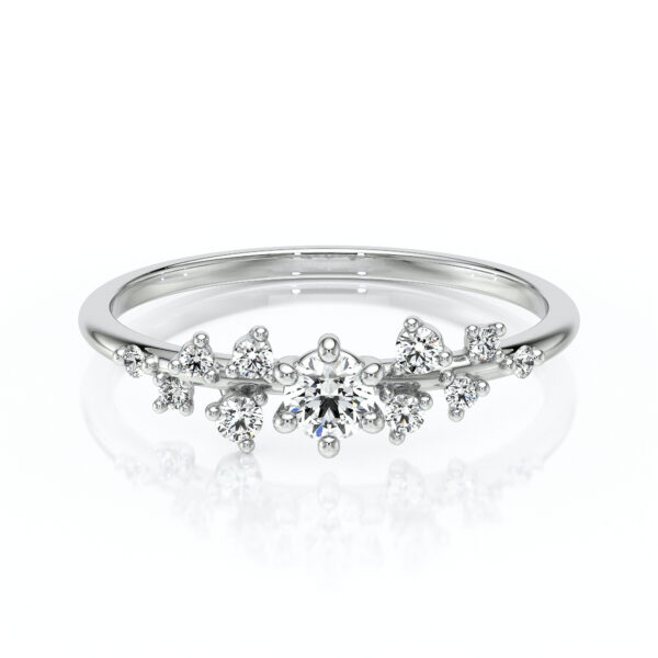 Bague en or blanc avec diamants brillants en forme de fleur et un diamant central, design élégant et sophistiqué, parfait pour les fiançailles ou un cadeau spécial, modèle unique avec un éclat scintillant