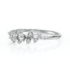 Bague en or blanc ornée de diamants, modèle floral, avec un design élégant et raffiné. La bague présente un motif en forme de fleurs avec une pierre centrale, entourée de petits diamants, idéale pour un engagement ou un cadeau spécial.