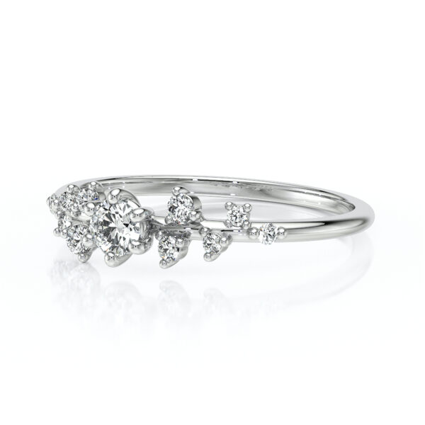 Bague en or blanc ornée de diamants, modèle floral, avec un design élégant et raffiné. La bague présente un motif en forme de fleurs avec une pierre centrale, entourée de petits diamants, idéale pour un engagement ou un cadeau spécial.