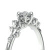 Bague de fiançailles en argent blanc ornée de diamants brillants, présentant un design élégant avec un diamant central entouré de plusieurs petits diamants montés en griffes, visuellement captivante et symbolisant l'amour éternel, idéale pour les demandes en mariage et les occasions spéciales.