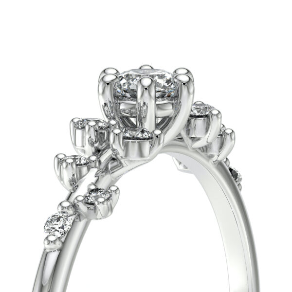 Bague de fiançailles en argent blanc ornée de diamants brillants, présentant un design élégant avec un diamant central entouré de plusieurs petits diamants montés en griffes, visuellement captivante et symbolisant l'amour éternel, idéale pour les demandes en mariage et les occasions spéciales.