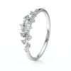 Bague en or blanc sertie de diamants, avec un design élégant mettant en valeur un diamant central entouré de plusieurs petites pierres précieuses, parfaite pour les fiançailles ou comme bijou de luxe. Modèle + diamant.