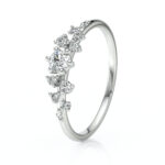 Bague en or blanc sertie de diamants, avec un design élégant mettant en valeur un diamant central entouré de plusieurs petites pierres précieuses, parfaite pour les fiançailles ou comme bijou de luxe. Modèle + diamant.