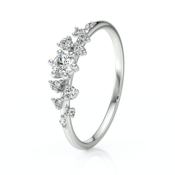 Bague en or blanc sertie de diamants, avec un design élégant mettant en valeur un diamant central entouré de plusieurs petites pierres précieuses, parfaite pour les fiançailles ou comme bijou de luxe. Modèle + diamant.