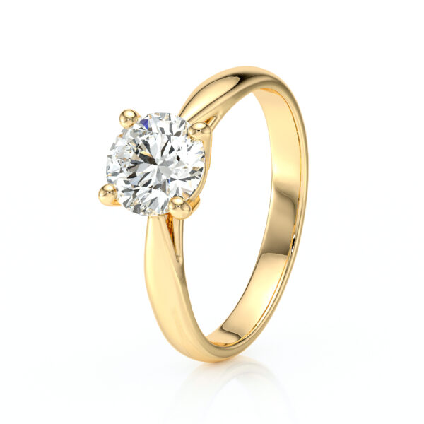 Bague de fiançailles en or jaune avec un diamant brillant de forme ovale, mise en valeur par un design élégant et moderne. Cette bijou scintillant est parfait pour les demandes en mariage, les anniversaires ou les célébrations spéciales. Idéal pour les amateurs de joaillerie raffinée et durable, il incarne l'amour et l'engagement.