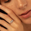 Close-up d'une main féminine avec un anneau en argent élégant, décoré de diamants. L'image montre également une peau douce et naturellement maquillée, mettant en valeur le bijou. Idéal pour illustrer des collections de joaillerie fine, des accessoires de mode ou des cadeaux spéciaux.