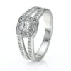 Bague en argent moderne avec design élégant, ornée d'un diamant central carré et de nombreux petits diamants sur les côtés, parfaite pour des occasions spéciales comme les fiançailles ou les anniversaires. Ce modèle unique, avec le diamant scintillant, évoque luxe et romantisme.