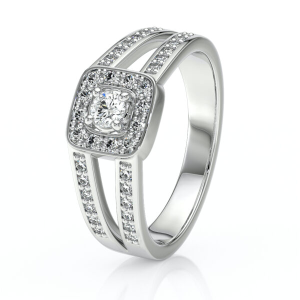 Bague en argent moderne avec design élégant, ornée d'un diamant central carré et de nombreux petits diamants sur les côtés, parfaite pour des occasions spéciales comme les fiançailles ou les anniversaires. Ce modèle unique, avec le diamant scintillant, évoque luxe et romantisme.