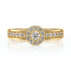 Bague en or jaune ornée d'un diamant central entouré de pierres précieuses, conçue avec un design élégant. Modèle 1234 + diamant, parfaite pour des fiançailles ou une occasion spéciale, brillamment sertie pour mettre en valeur la luminosité des diamants sur l'anneau. Idéal pour les amoureux de bijoux raffinés.