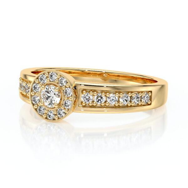 Bague en or jaune élégante avec un diamant central entouré de pavé de diamants brillants et structuré, modèle exquis parfait pour les fiançailles ou comme bijou de luxe, diamant étincelant et design raffiné.