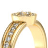 Bague en or jaune avec un design sophistiqué, ornée de diamants ronds et d'un diamant central éclatant, idéale pour une demande en mariage ou un symbole d'amour éternel. Bague élégante et moderne, parfaite pour les occasions spéciales.