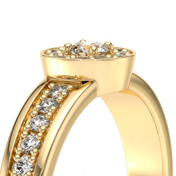 Bague en or jaune avec un design sophistiqué, ornée de diamants ronds et d'un diamant central éclatant, idéale pour une demande en mariage ou un symbole d'amour éternel. Bague élégante et moderne, parfaite pour les occasions spéciales.