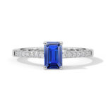 Bague en or blanc avec un saphir bleu émeraude au centre, entouré de diamants brillants, offrant une élégance intemporelle. Idéale comme bague de fiançailles ou bijou de luxe, ce modèle allie sophistication et éclat. Parfaite pour les occasions spéciales.