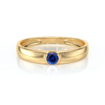 Bague en or élégante avec un design moderne, ornée d'un diamant bleu rond au centre, parfaite pour les fiançailles ou la mode. Cette magnifique pièce de bijouterie met en valeur un éclat brillant et un style contemporain, idéale pour un accessoire chic.