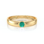 Bague en or jaune avec un diamant de couleur turquoise en forme ronde, conçue pour élégance et style. Parfaite pour une proposition, un cadeau ou un accessoire de mode. Idéale pour les amateurs de bijoux raffinés et modernes.