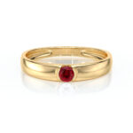 Bague en or massif ornée d'un diamant rouge en son centre, présentant un design élégant et moderne, idéale comme bague de fiançailles ou bague de mariage. Cette pièce raffinée met en valeur la brillance du diamant et la richesse de l'or, parfaite pour une déclaration d'amour intemporelle.