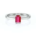 Bague en argent sterling avec un élégant saphir rouge en taille émeraude, montée sur une fine tige. Idéale pour des occasions spéciales, ce modèle raffiné met en valeur la beauté du saphir tout en offrant un style moderne et intemporel. Parfaite pour des fiançailles ou un cadeau mémorable.