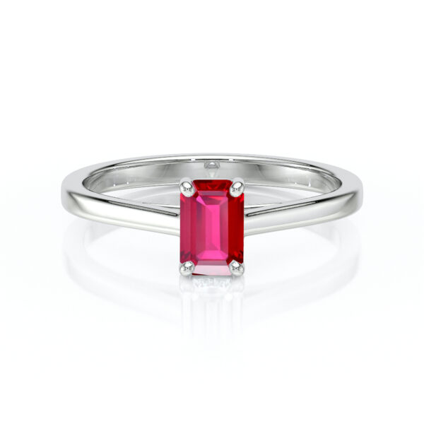 Bague en argent sterling avec un élégant saphir rouge en taille émeraude, montée sur une fine tige. Idéale pour des occasions spéciales, ce modèle raffiné met en valeur la beauté du saphir tout en offrant un style moderne et intemporel. Parfaite pour des fiançailles ou un cadeau mémorable.