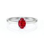 Bague en argent avec un élégante pierre précieuse en rubis taille ovale, représentant une pièce raffinée pour une proposition de mariage ou une occasion spéciale, mettant en avant la brillance et la couleur rouge éclatante du rubis, mélange parfait de modernité et d'intemporalité.