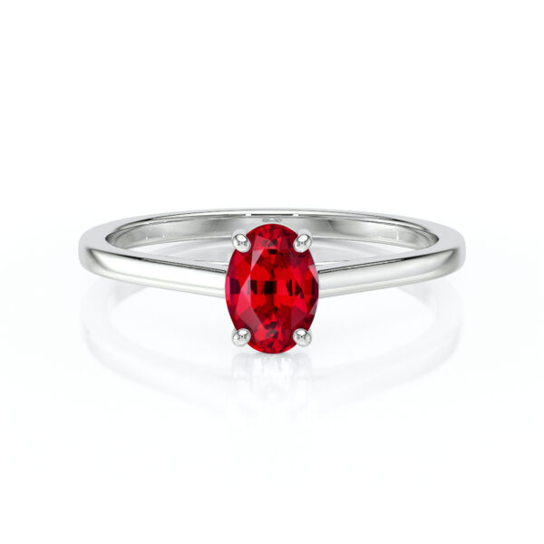 Bague en argent avec un élégante pierre précieuse en rubis taille ovale, représentant une pièce raffinée pour une proposition de mariage ou une occasion spéciale, mettant en avant la brillance et la couleur rouge éclatante du rubis, mélange parfait de modernité et d'intemporalité.