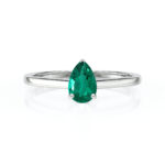 Bague en argent avec une pierre précieuse en forme de poire, en émeraude verte, sertie de manière élégante, parfaite pour les fiançailles ou comme bijou de luxe, mettant en valeur l'éclat et la beauté de la gemme. Disponible en plusieurs tailles pour convenir à toutes les mains.