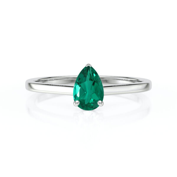 Bague en argent avec une pierre précieuse en forme de poire, en émeraude verte, sertie de manière élégante, parfaite pour les fiançailles ou comme bijou de luxe, mettant en valeur l'éclat et la beauté de la gemme. Disponible en plusieurs tailles pour convenir à toutes les mains.