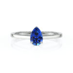 Bague en argent avec un diamant en forme de poire bleu intense, mettant en valeur son éclat remarquable et son design élégant, idéale pour un cadeau romantique ou une occasion spéciale.