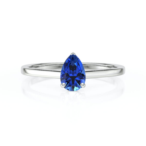 Bague en argent avec un diamant en forme de poire bleu intense, mettant en valeur son éclat remarquable et son design élégant, idéale pour un cadeau romantique ou une occasion spéciale.