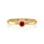 Bague en or jaune avec un rubis rond serti, élégant bijou minimaliste, parfait pour les fiançailles ou les occasions spéciales, modèle + diamant