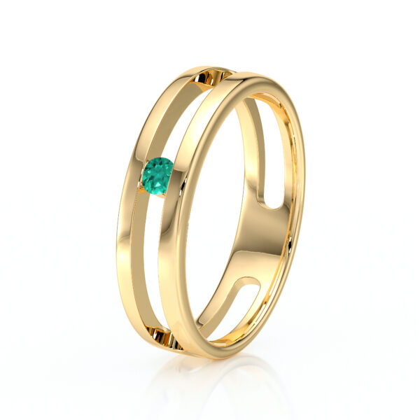 Bague en or avec un design moderne, mettant en valeur un joli diamant bleu-vert enchâssé au centre. Cette bijouterie élégante est idéale pour les fiançailles ou comme cadeau spécial, alliant luxe et sophistication, parfaite pour toute occasion.
