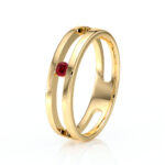 Bague en or élégant avec un design moderne, mettant en valeur un diamant rouge précieux, idéale pour des occasions spéciales ou comme bijou d'exception, symbolisant amour et engagement.