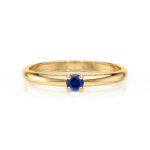 Bague en or jaune classique avec un saphir bleu serti, parfaite pour une proposition ou un cadeau spécial. Design élégant et intemporel, cette bague met en valeur le bijou avec un éclat naturel. Idéale pour les anniversaires, les fiançailles ou les célébrations amoureuses.