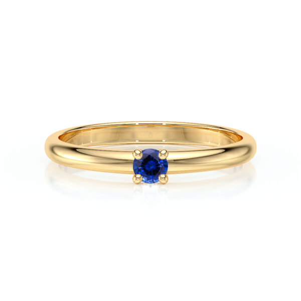 Bague en or jaune classique avec un saphir bleu serti, parfaite pour une proposition ou un cadeau spécial. Design élégant et intemporel, cette bague met en valeur le bijou avec un éclat naturel. Idéale pour les anniversaires, les fiançailles ou les célébrations amoureuses.