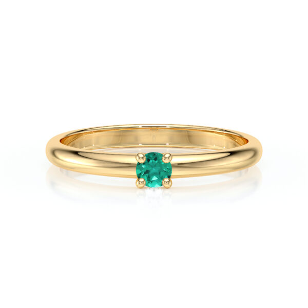 Bague en or jaune avec un diamant turquoise central, design élégant et moderne, idéale pour des occasions spéciales comme des fiançailles ou des anniversaires. Toute la beauté de la couleur turquoise mise en valeur par la simplicité de la monture en or, ajoutant une touche de sophistication.