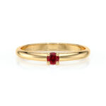 Bague en or jaune avec un diamant rouge brillant en son centre, modèle élégant et moderne, idéal pour des fiançailles ou une pièce de joaillerie raffinée, parfaite pour ajouter une touche de couleur et de luxe à toutes occasions.