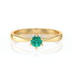 Bague en or jaune avec un élégant zircon vert, modèle moderne avec un design délicat et un sertissage en ivoire mettant en valeur la pierre centrale. Idéale pour les fiançailles ou comme bijou d'occasion spécial, parfaite pour un look contemporain et raffiné.