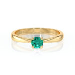 Bague en or jaune avec un diamant vert émeraude scintillant au centre, mettant en valeur un design moderne et élégant, idéale pour une proposition ou une occasion spéciale, parfaite pour les amateurs de bijoux uniques et raffinés.