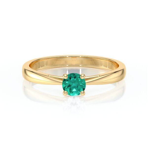 Bague en or jaune avec un diamant vert émeraude scintillant au centre, mettant en valeur un design moderne et élégant, idéale pour une proposition ou une occasion spéciale, parfaite pour les amateurs de bijoux uniques et raffinés.