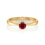 Bague en or jaune avec un diamant rouge brillant au centre, design élégant et moderne, idéale pour une demande en mariage ou une occasion spéciale.