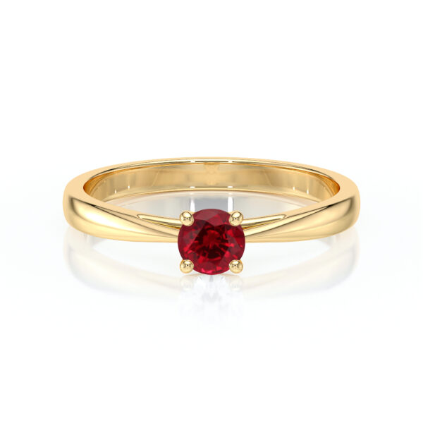 Bague en or jaune avec un diamant rouge brillant au centre, design élégant et moderne, idéale pour une demande en mariage ou une occasion spéciale.