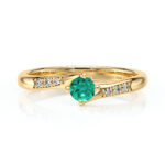 Solitaire orné d'une émeraude accompagnée de diamants ronds monté sur or 18 carats