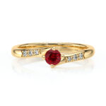 Bague en or jaune ornée d'un rubis rouge central entouré de diamants, modèle élégant et moderne, idéal pour une proposition de mariage ou comme bijou de luxe, ajoutant une touche de sophistication à toute tenue.
