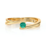 Bague en or jaune délicate avec un design élégant, mettant en valeur un diamant rond turquoise au centre, idéale pour les fiançailles ou comme bijou élégant pour toutes les occasions. Ce modèle unique allie sophistication et modernité, parfait pour les amateurs de bijoux raffinés.