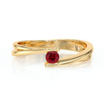 Bague en or élégant avec un design moderne, ornée d'une pierre précieuse rouge, idéale pour des occasions spéciales. Parfaite comme bague de fiançailles ou de promesse, cette pièce unique met en valeur le savoir-faire artisanal. Modèle + diamant.