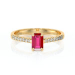 Bague en or avec un diamant rouge en taille émeraude au centre, entourée de diamants scintillants sur le bandeau, idéale pour une demande en mariage ou une occasion spéciale.