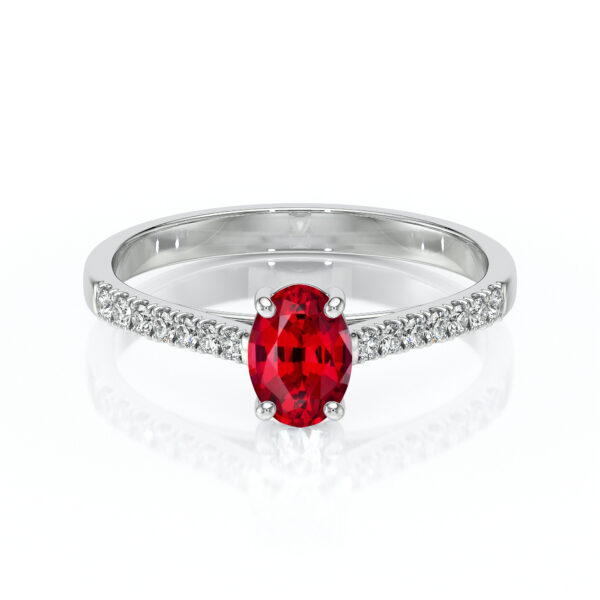Bague élégante en argent avec une pierre rouge en forme ovale, ornée de diamants scintillants sur le côté, parfaite pour une proposition de mariage ou comme bijou de luxe. Design moderne et raffiné, symbole d'amour et d'engagement.