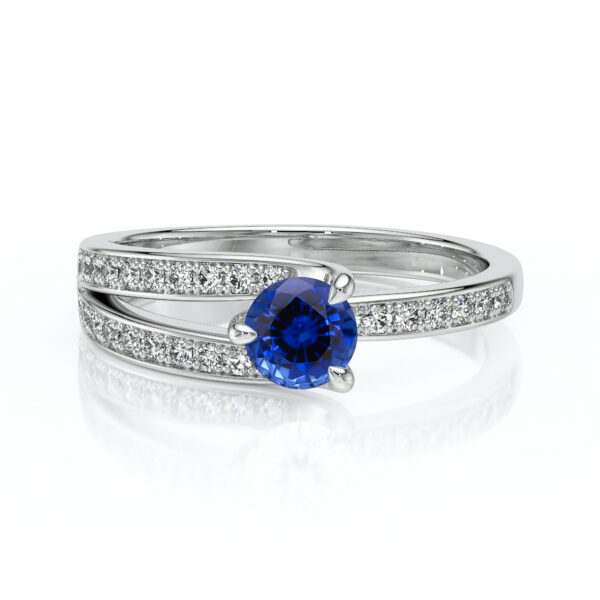 Bague en argent avec un magnifique diamant bleu au centre, ornée de petites pierres scintillantes sur les côtés, idéale pour une occasion spéciale ou un cadeau romantique. Design élégant et moderne, parfait pour les amateurs de bijoux raffinés.