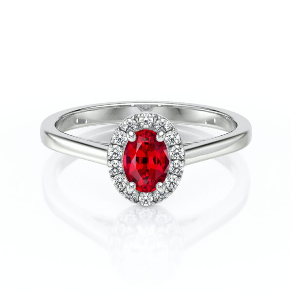 Bague en or blanc avec un saphir rouge central oval entouré de diamants scintillants. Idéale pour les fiançailles ou les occasions spéciales, cette bague de design élégant et intemporel met en valeur le contraste entre le rouge vibrant du saphir et l'éclat des diamants. Modèle + diamant.